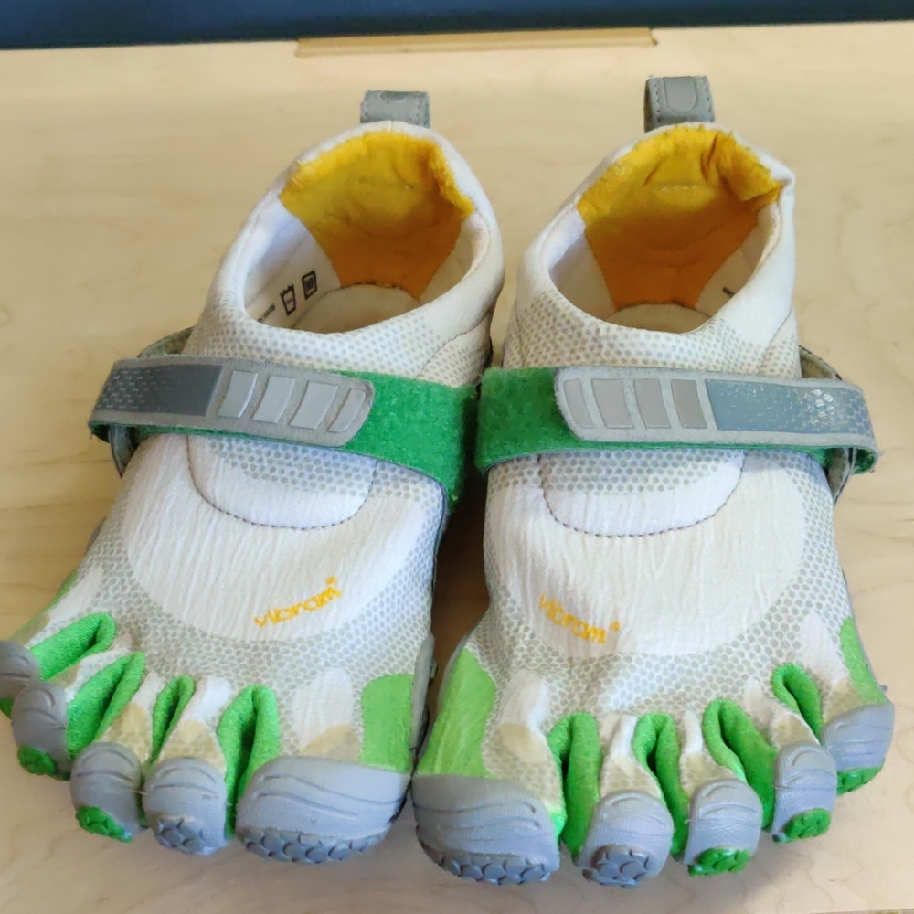 Vibram Five Fingers Shoes SZ 39 or 7.5-8